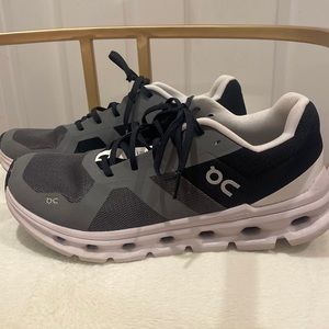 Women’s On Cloudrunner size 9.5